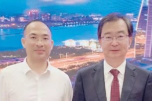王宁，第二十届中央委员，云南省委书记、省人大常委会主任。2021年9月，王宁主持侨商投资大会时合影。